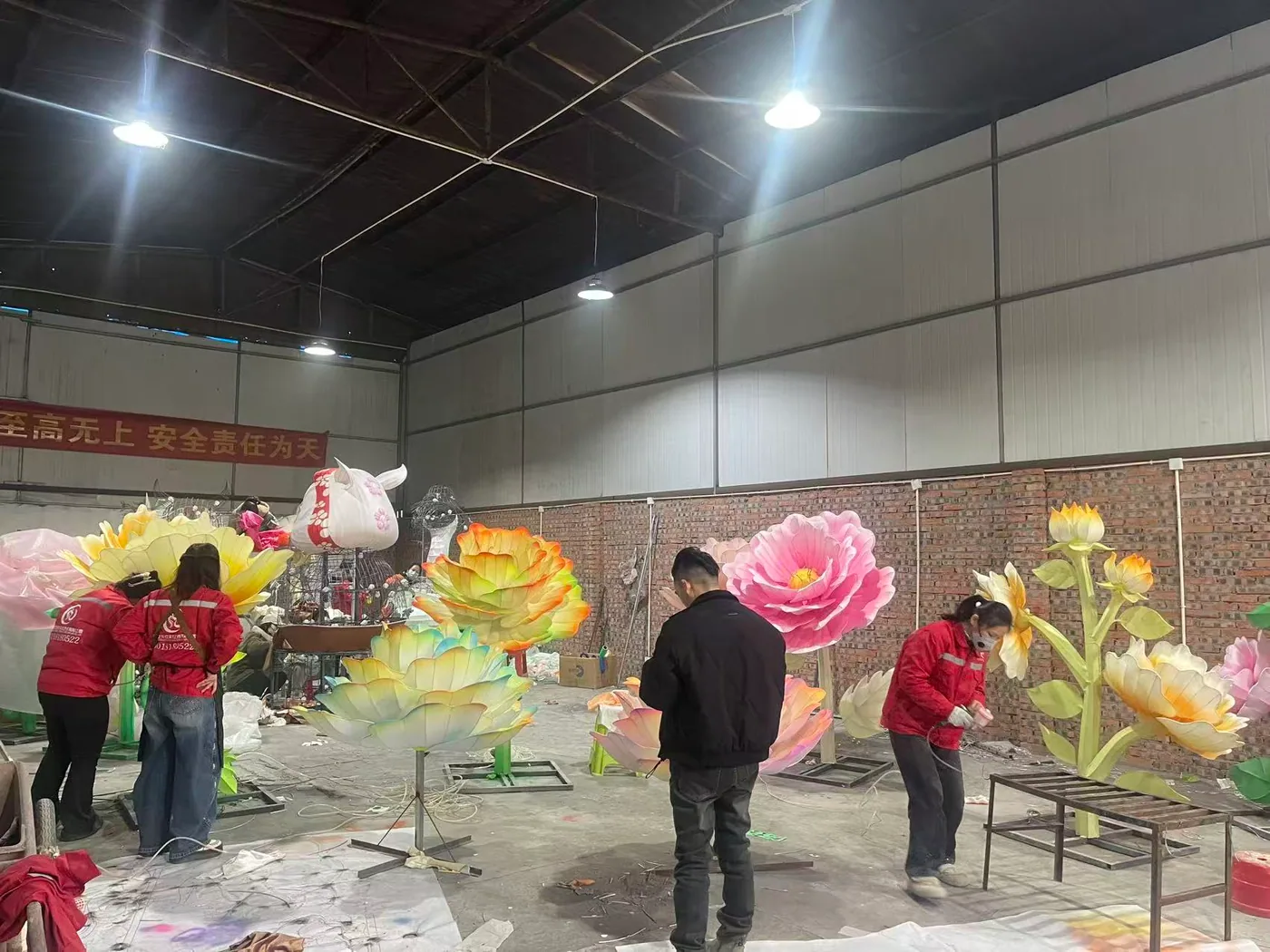 Shilong artisans assembling flower and animal lanterns in the factory