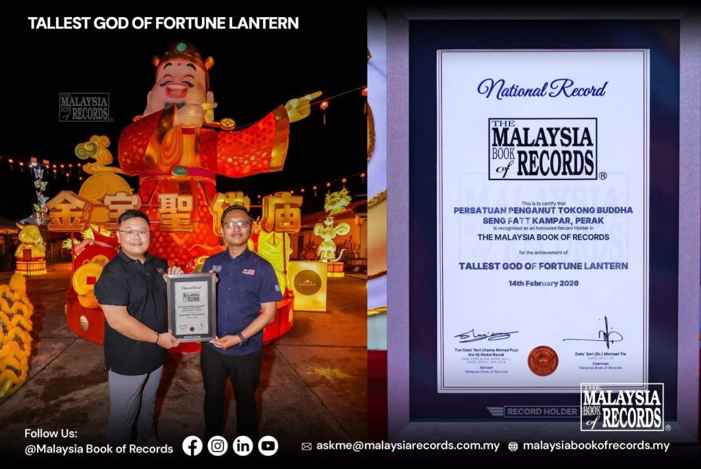 Malaysia Book of Records certificate for the tallest God of Fortune lantern, presented at the Perak installation