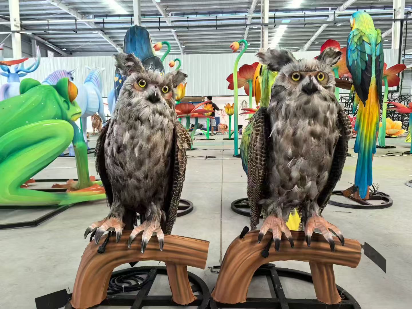 Lifelike owl and animal lanterns in the Shilong Lantern workshop